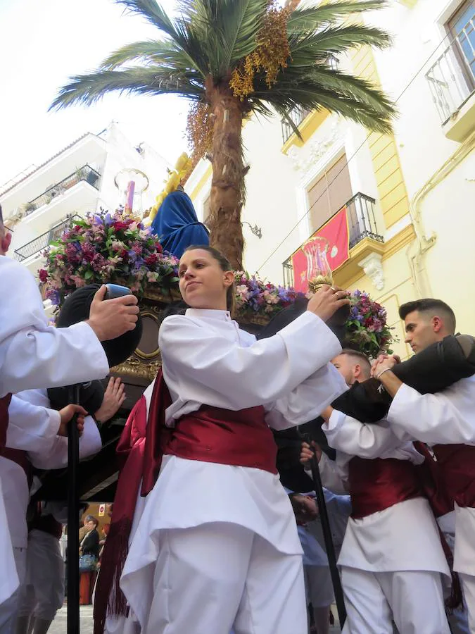 Los pequeños 'hebreos' acompañaban un año más a 'La Borriquilla', que este año salía de nuevo del Convento de Santa Clara, desde donde fue trasladada en procesión litúrgica a la Iglesia de la Encarnación para allí salir en estación de penitencia a mediodía. 