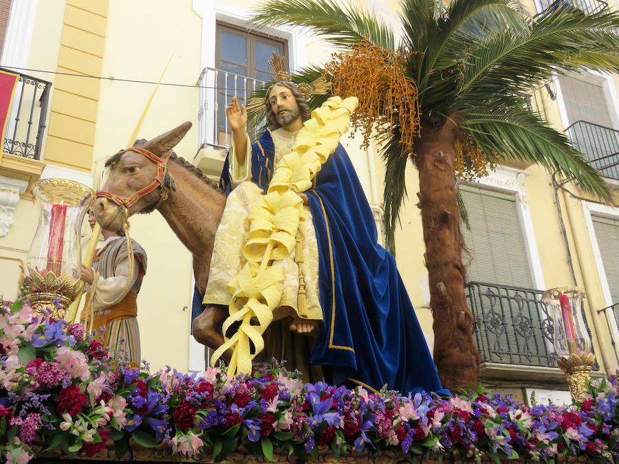 Los pequeños 'hebreos' acompañaban un año más a 'La Borriquilla', que este año salía de nuevo del Convento de Santa Clara, desde donde fue trasladada en procesión litúrgica a la Iglesia de la Encarnación para allí salir en estación de penitencia a mediodía. 