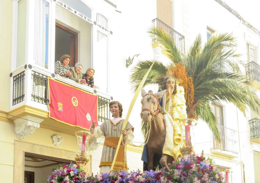 Los pequeños 'hebreos' acompañaban un año más a 'La Borriquilla', que este año salía de nuevo del Convento de Santa Clara, desde donde fue trasladada en procesión litúrgica a la Iglesia de la Encarnación para allí salir en estación de penitencia a mediodía. 