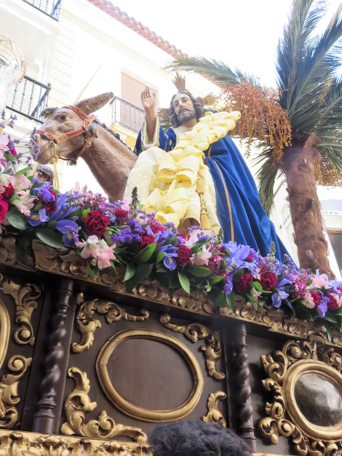 Los pequeños 'hebreos' acompañaban un año más a 'La Borriquilla', que este año salía de nuevo del Convento de Santa Clara, desde donde fue trasladada en procesión litúrgica a la Iglesia de la Encarnación para allí salir en estación de penitencia a mediodía. 