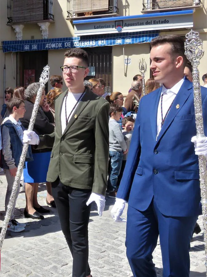 Los pequeños 'hebreos' acompañaban un año más a 'La Borriquilla', que este año salía de nuevo del Convento de Santa Clara, desde donde fue trasladada en procesión litúrgica a la Iglesia de la Encarnación para allí salir en estación de penitencia a mediodía. 