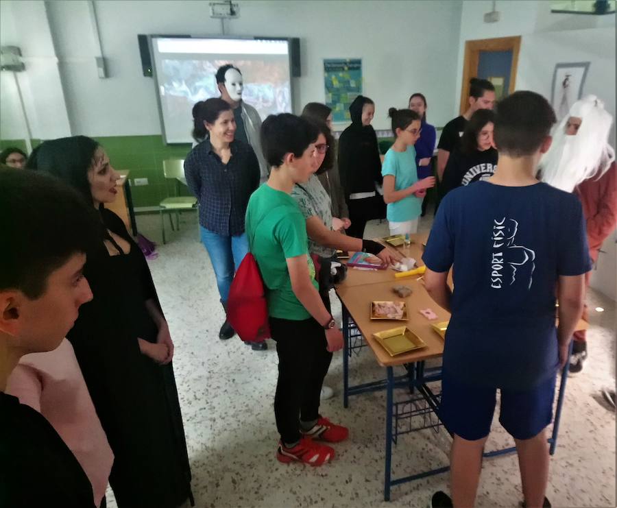 El IES Alfaguara de Loja organiza un curioso proyecto educativo que, mediante talleres de las diferentes materias, enseña a los alumnos con un único hilo conductor: lo mágico