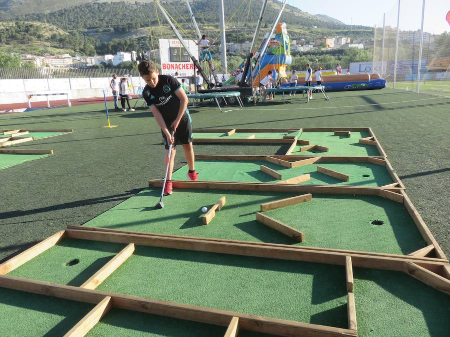 Miles de niños y adolescentes se divierten en las 73 actividades que llenan la Ciudad Deportiva de la Joya durante toda esta semana.