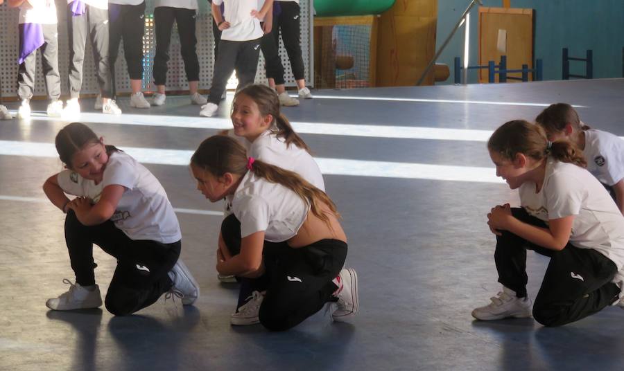 Miles de niños y adolescentes se divierten en las 73 actividades que llenan la Ciudad Deportiva de la Joya durante toda esta semana.