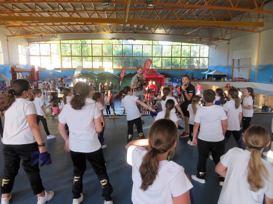 Miles de niños y adolescentes se divierten en las 73 actividades que llenan la Ciudad Deportiva de la Joya durante toda esta semana.