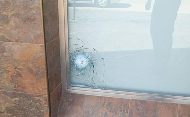 Impacto de bala en un cristal de Huétor Tájar.