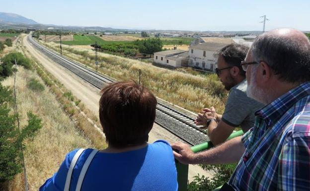 Representantes de la plataforman ante la vía de Loja, cerca del municipio de Huétor Tájar.