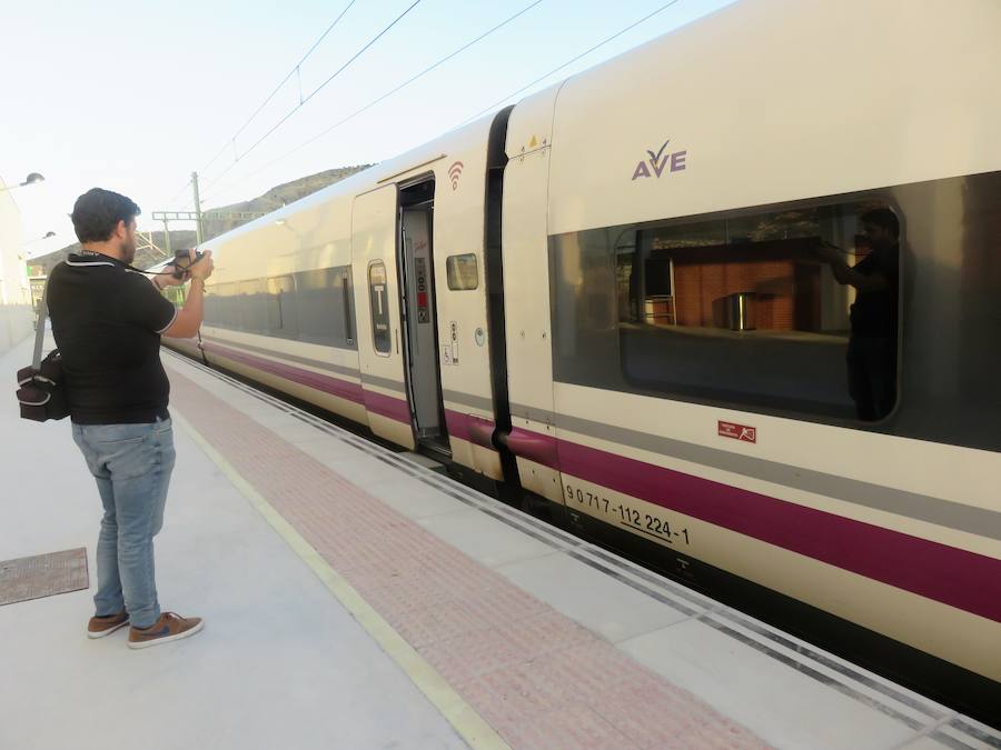 En torno a las 7 de la mañana, llegaban los primeros viajeros a la estación de Loja.