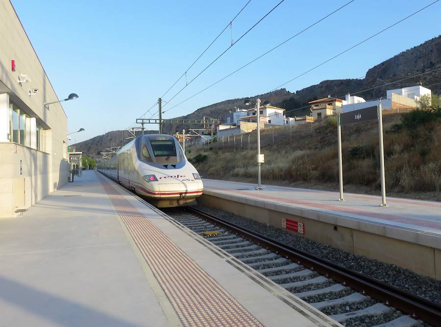 En torno a las 7 de la mañana, llegaban los primeros viajeros a la estación de Loja.