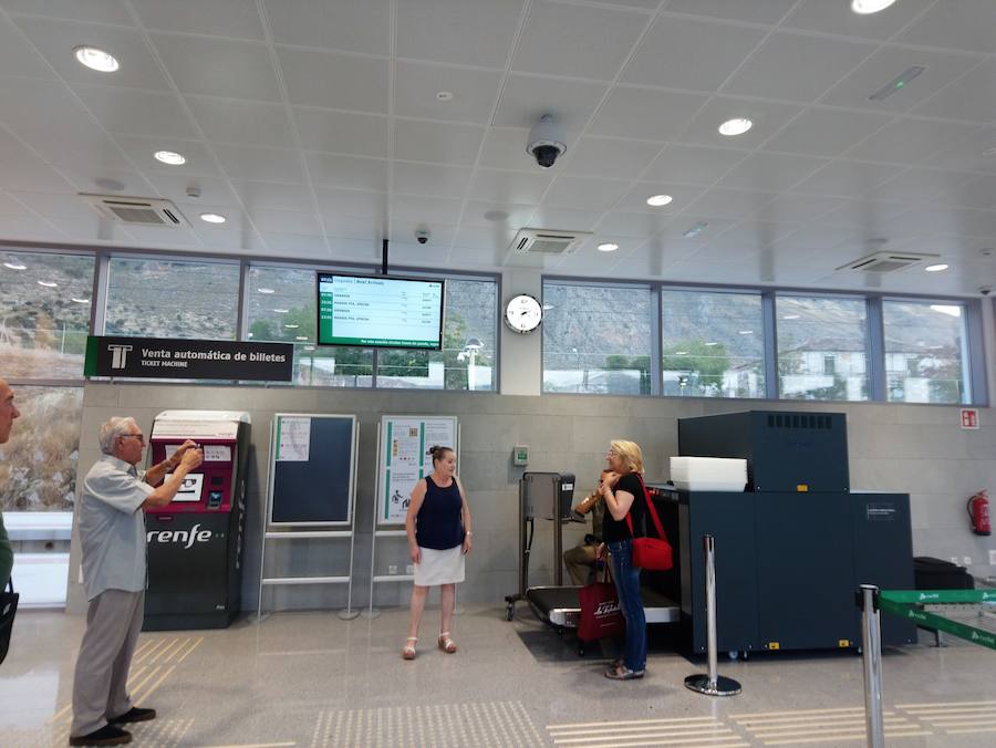 En torno a las 7 de la mañana, llegaban los primeros viajeros a la estación de Loja.