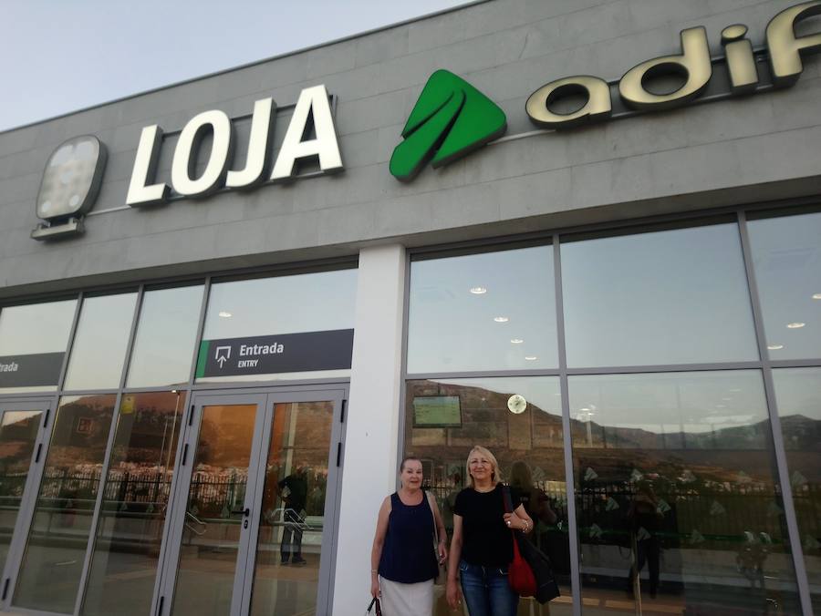 En torno a las 7 de la mañana, llegaban los primeros viajeros a la estación de Loja.