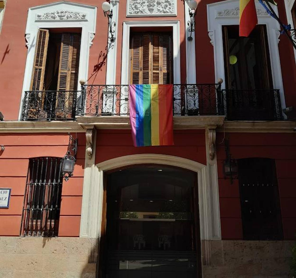 La bandera arcoíris «viste» por primera vez de diversidad sexual el Ayuntamiento de Loja