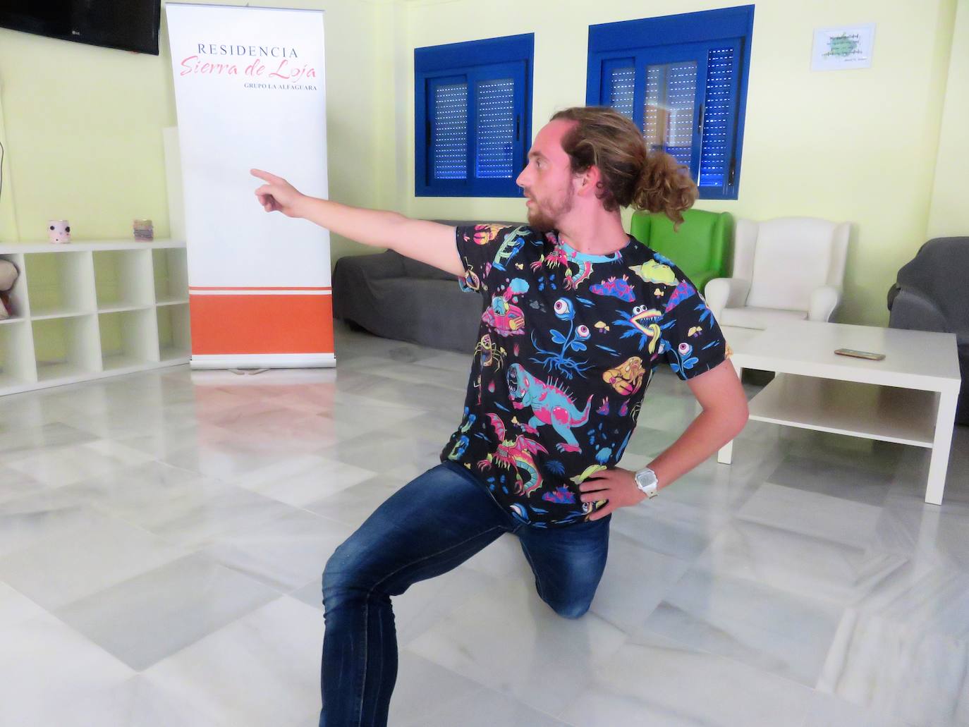Paco Granados lleva cinco años aprendiendo a afrontar su miedo a los cambios con el baile; su último paso ha sido actuar en un teatro alemán con la compañía granadina 'Vinculados' 