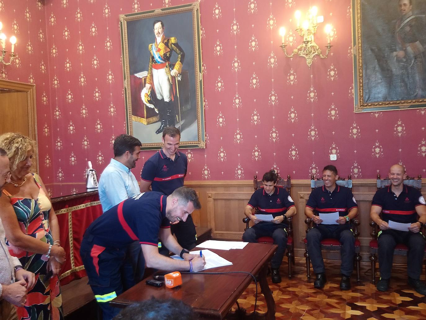 Siete bomberos han tomado posesión como funcionarios del Ayuntamiento de Loja. Se trata de tres nuevos efectivos y cuatro profesionales que ocupaban interinidades o estaba en proceso de consolidación de su plaza.