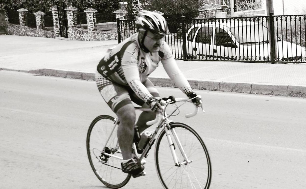 Varias peñas granadinas rinden homenaje al ciclista Diego López, recientemente fallecido