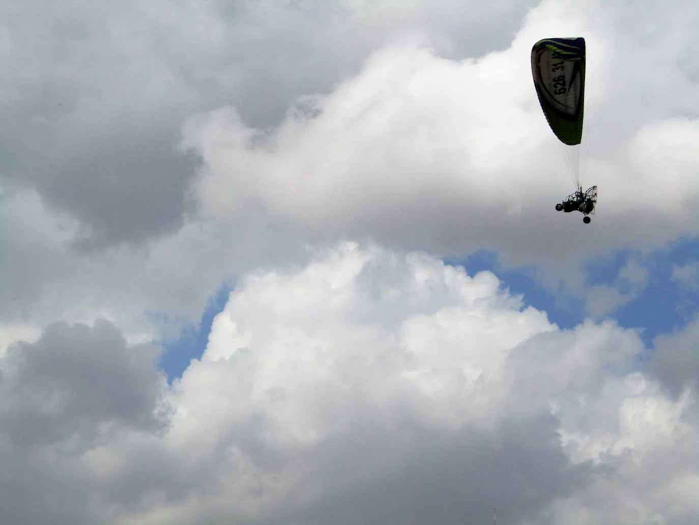 Más de 140 pilotos de diferentes puntos del país han estado en la concentración de Vuelo Libre de Loja, que, pese a que no ha contado con las mejores condiciones atmosféricas para volar, ha vuelto a demostrar que es uno de los mejores sitios de Andalucía para abrir velas.