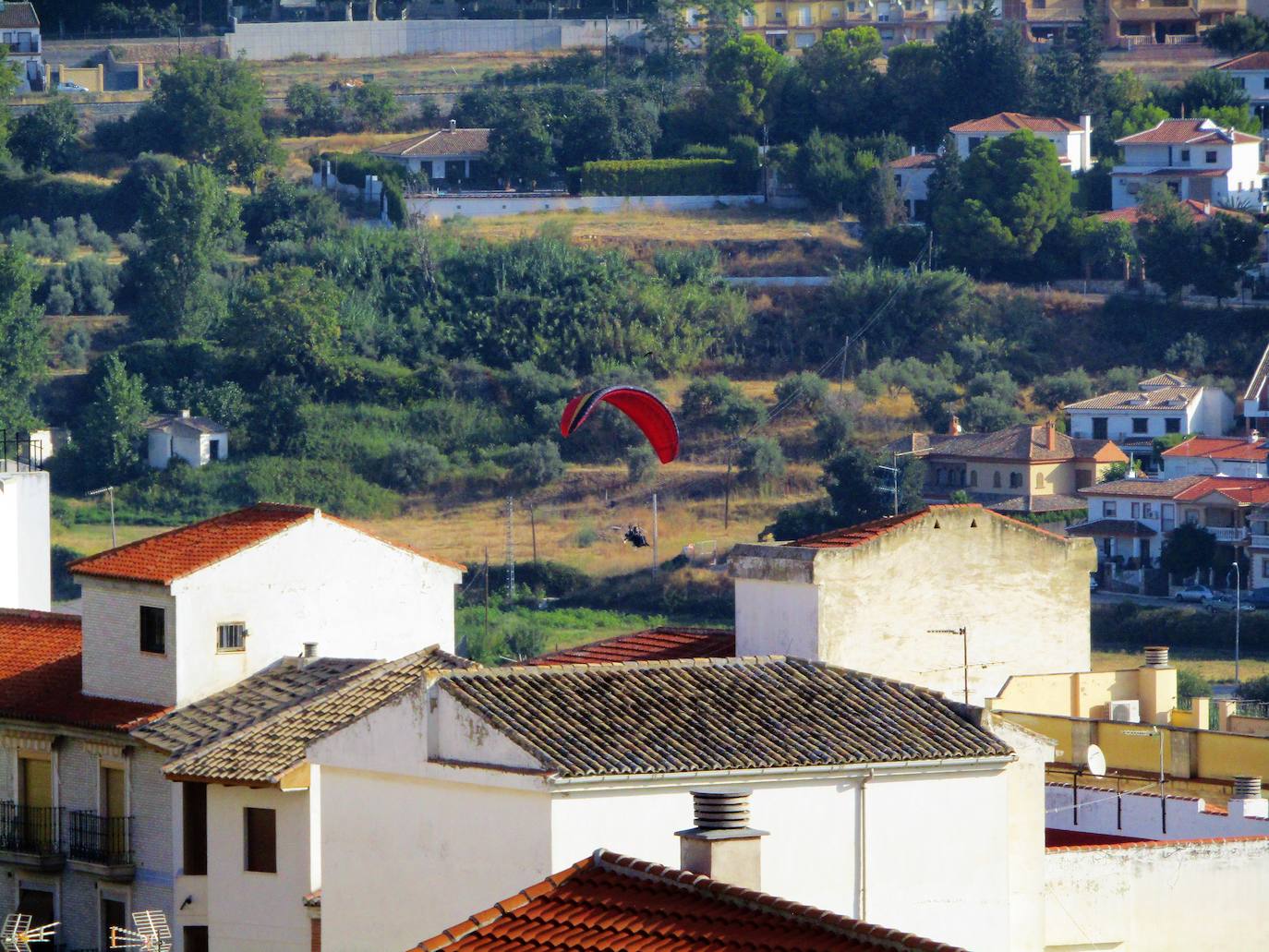 Más de 140 pilotos de diferentes puntos del país han estado en la concentración de Vuelo Libre de Loja, que, pese a que no ha contado con las mejores condiciones atmosféricas para volar, ha vuelto a demostrar que es uno de los mejores sitios de Andalucía para abrir velas.