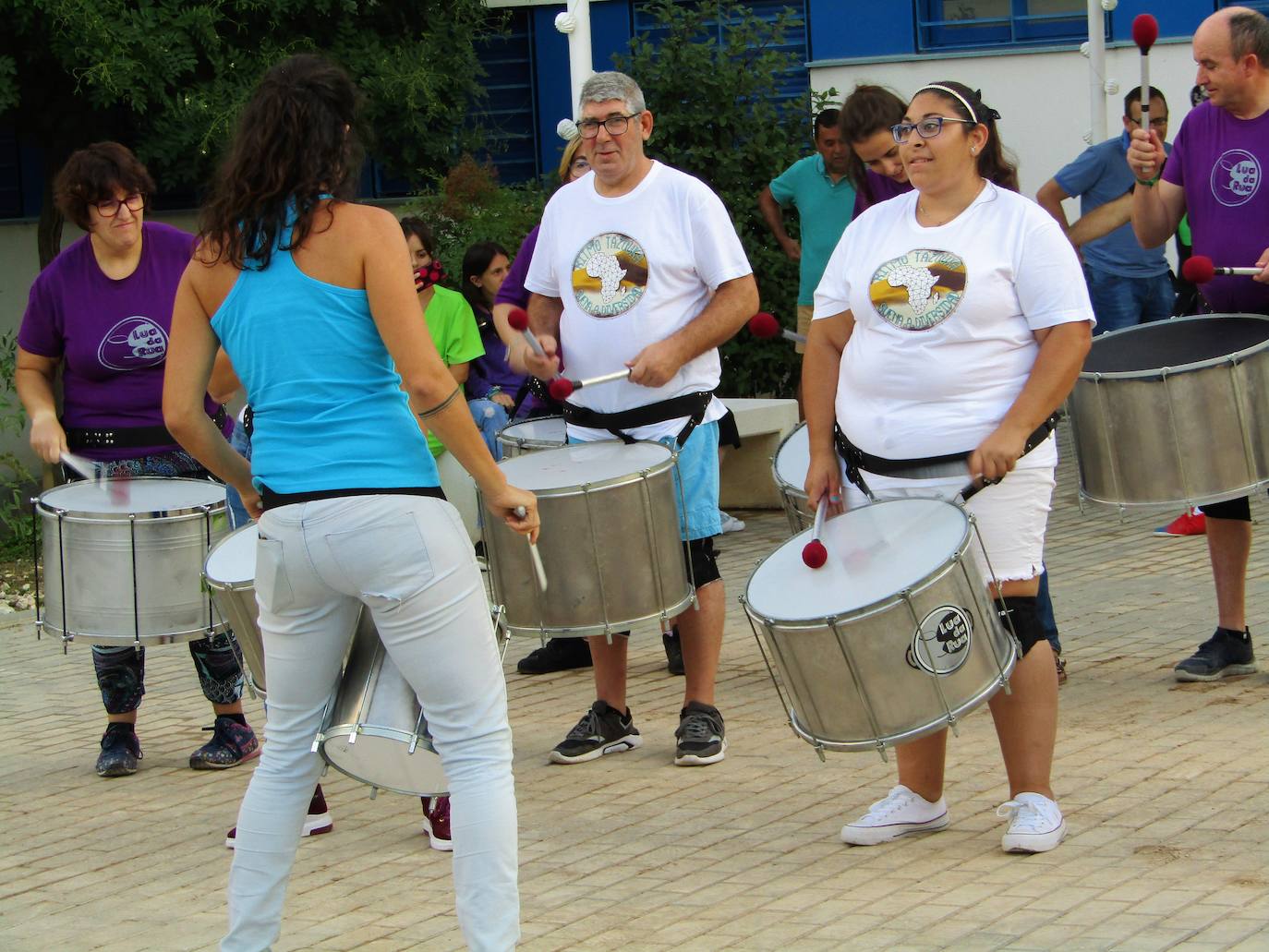 Un grupo de personas con diversidad funcional de la Residencia 'Sierra de Loja' participa de forma pionera en un proyecto de cooperación que necesita tu colaboración. Libros, material escolar, medicinas... Puedes llevarlos a la Plaza Blanca de Loja este sábado, desde las 12, y ayudar en un proyecto que une inclusión, cooperación entre Loja y la aldea marroquí de Tazouka, mediante un hilo conductor: la universalidad de la música y, más en concreto, del ritmo del tambor.