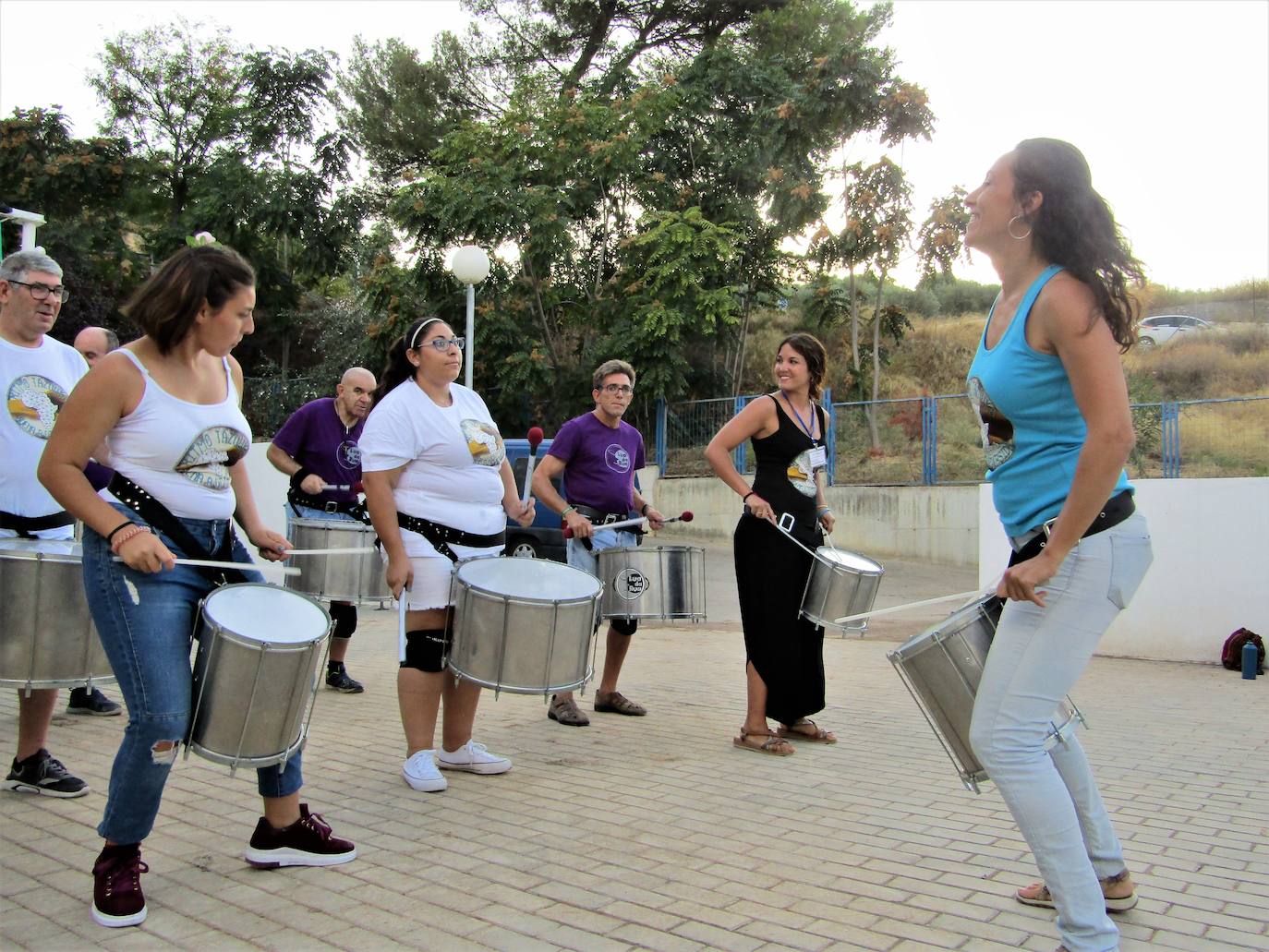 Un grupo de personas con diversidad funcional de la Residencia 'Sierra de Loja' participa de forma pionera en un proyecto de cooperación que necesita tu colaboración. Libros, material escolar, medicinas... Puedes llevarlos a la Plaza Blanca de Loja este sábado, desde las 12, y ayudar en un proyecto que une inclusión, cooperación entre Loja y la aldea marroquí de Tazouka, mediante un hilo conductor: la universalidad de la música y, más en concreto, del ritmo del tambor.