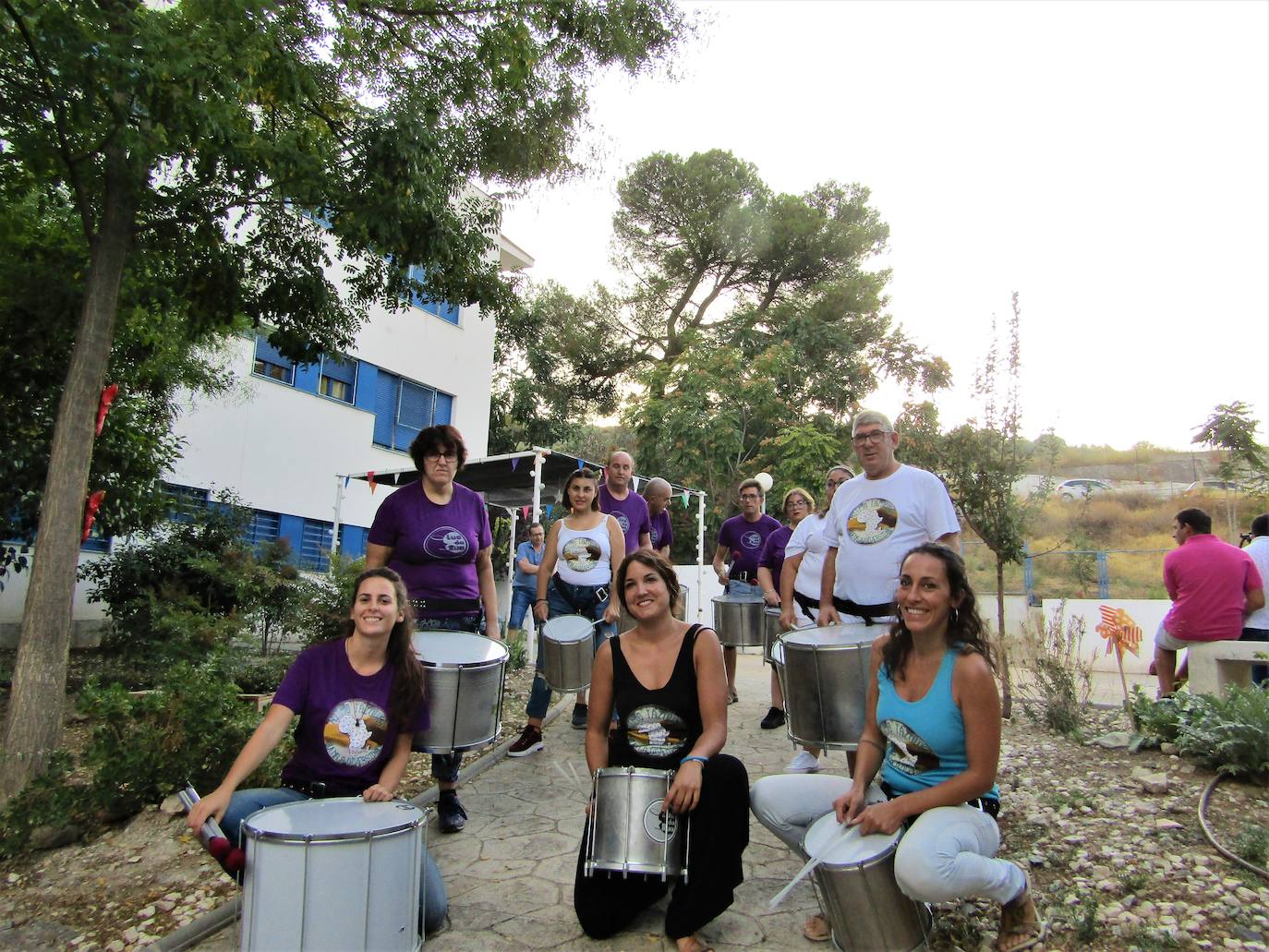 Un grupo de personas con diversidad funcional de la Residencia 'Sierra de Loja' participa de forma pionera en un proyecto de cooperación que necesita tu colaboración. Libros, material escolar, medicinas... Puedes llevarlos a la Plaza Blanca de Loja este sábado, desde las 12, y ayudar en un proyecto que une inclusión, cooperación entre Loja y la aldea marroquí de Tazouka, mediante un hilo conductor: la universalidad de la música y, más en concreto, del ritmo del tambor.