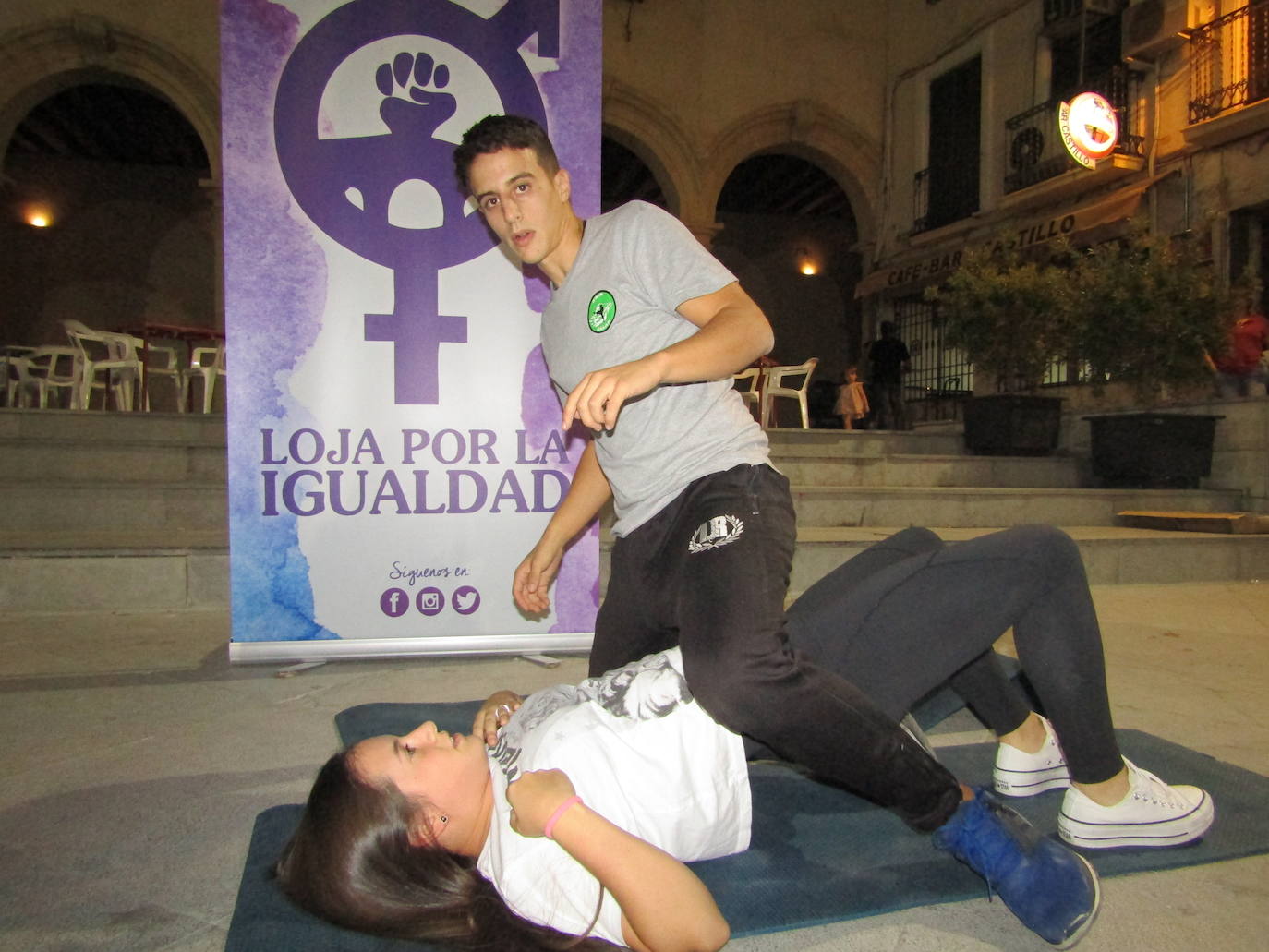 Un grupo de lojeñas siguieron las recomendaciones del campeón de kick boxing Jonathan Arjona sobre cómo defenderse ante un ataque o agresión y zafarse del agresor.