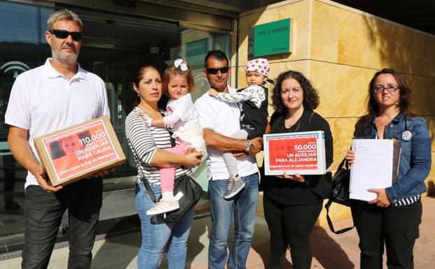 Los padres de Alejandra, que necesita un monitor escolar, presentan más de 50.000 firmas ante la Junta