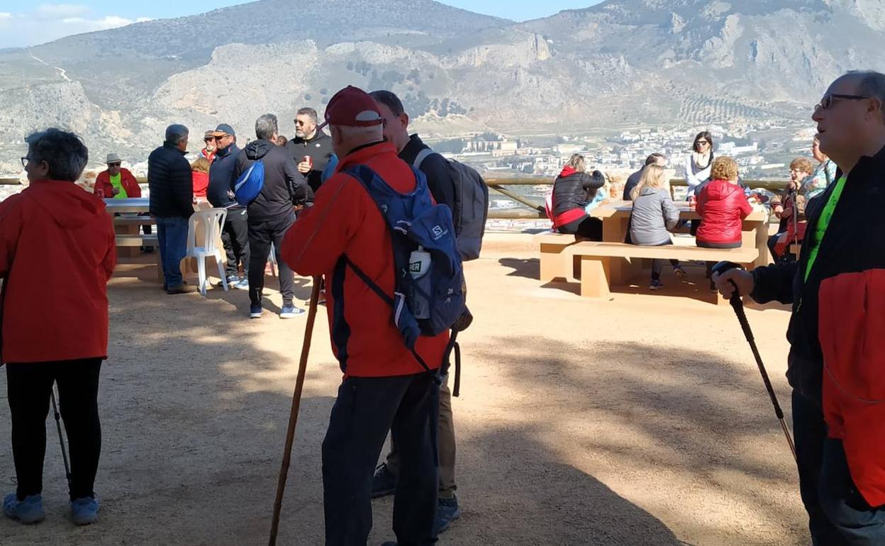 Decenas de senderistas estrenan el nuevo parque periurbano de la Sierra de Loja