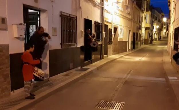 Estado de alarma por el coronavirus | Un grupo de 'tambores' de la Semana Santa Lojeña brinda cada noche su toque a los sanitarios