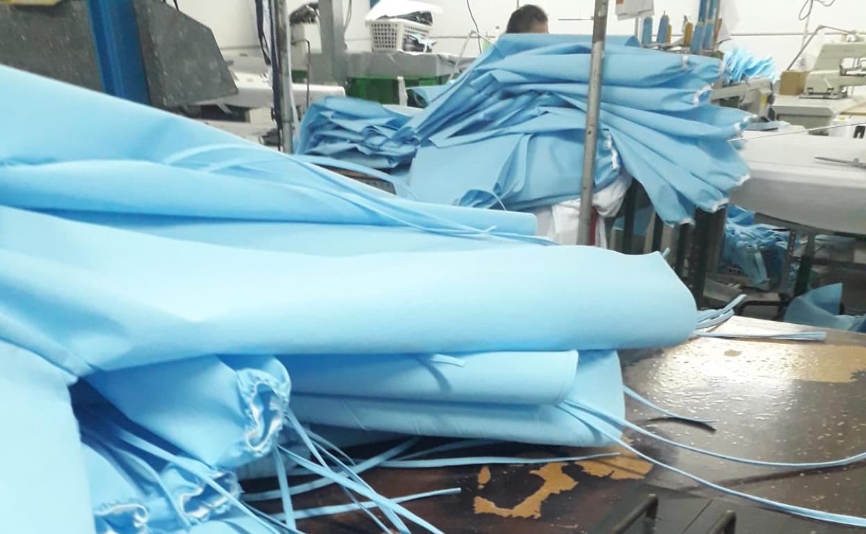 La industria textil lojeña se reinventa para ayudar a erradicar la pandemia