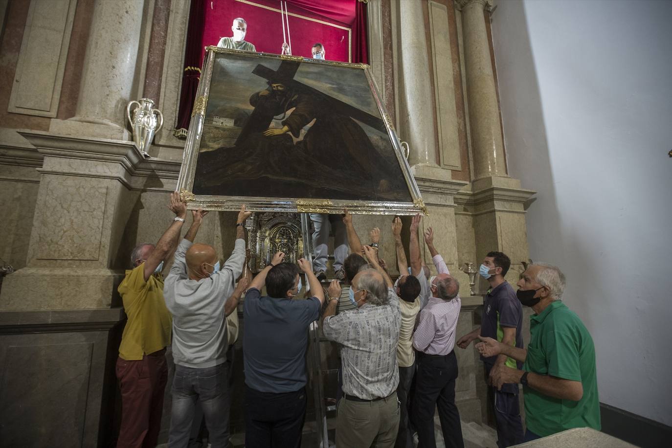 Fotos: Los fieles muestran su devoción al Cristo del Paño