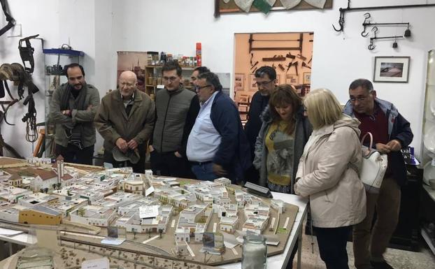 Imagen de una reciente visita al museo de Gabriel Cara, que él mismo mostró a miembros del PSOE. :: R. I.