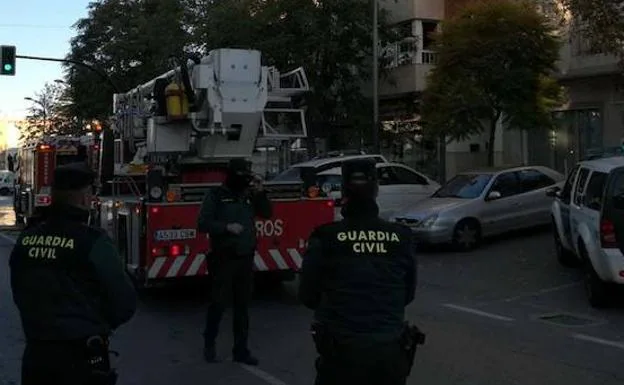 La Guardia Civil rescata a siete personas atrapadas en un edificio en llamas en Roquetas de Mar