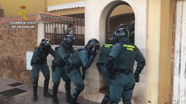 La Guardia Civil detiene a un joven en los Llanos de Vícar que cultivaba 300 plantas de marihuana en su domicilio