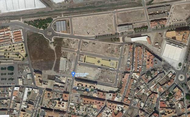 El solar se encuentra cerca del cementerio y el apeadero de autobuses. 