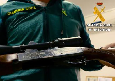 Imagen secundaria 1 - Un caso de violencia de género descubre un arsenal de armas en Roquetas de Mar