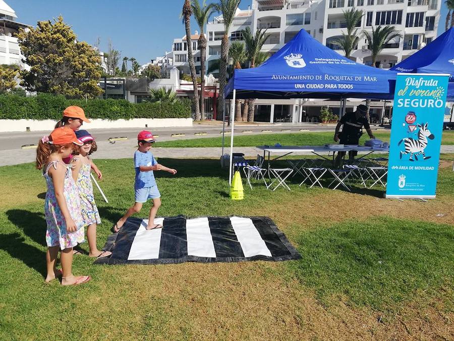 Imagen de una de las campañas de educación vial realizadas por el Ayuntamiento el verano pasado, en las zonas turísticas. :: R. I.