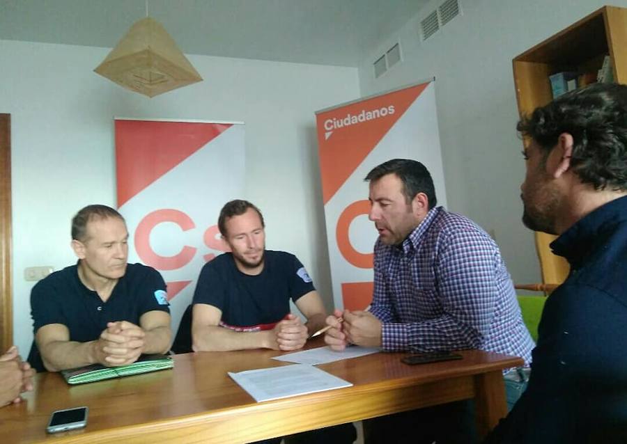 José Montoya, en una de las tres reuniones que ha tenido con los bomberos para analizar su situación. :: Cs