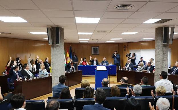 Momento de la votación de PP y VOX; que ha dado la Alcaldía a Gabriel Amat. 