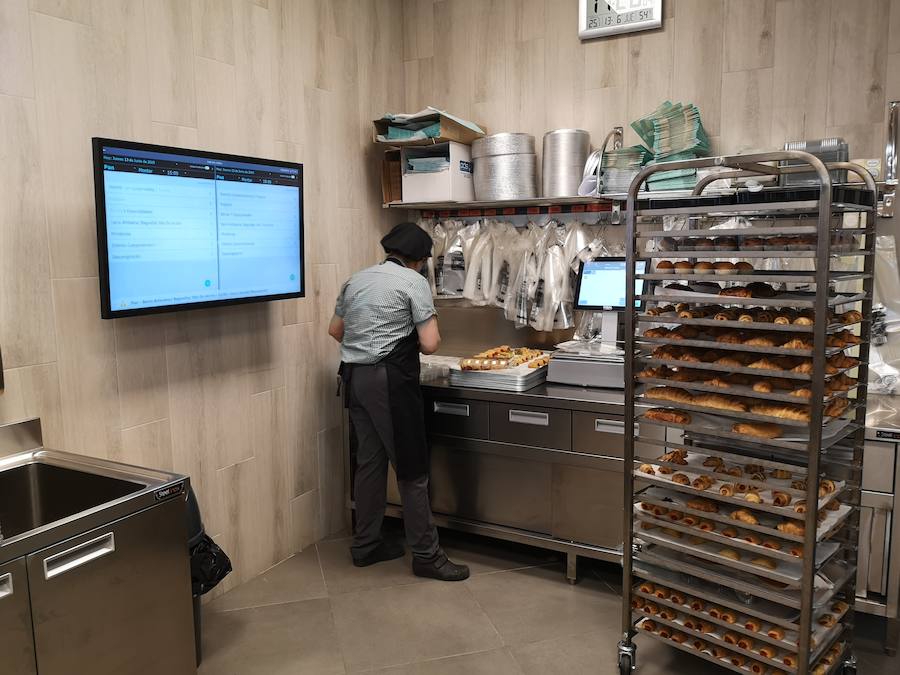 Mercadona ha implantado en la tienda de la Urbanización su nuevo modelo de establecimiento eficiente, siendo la primera del municipio. Nuevo diseño, nueva maquinaria e iluminación que consigue un 40% de ahorro energético y secciones como 'Listo para comer' son algunas de las novedades que llegan con la nueva tienda tras una reforma de mes y medio y casi 3 millones de inversión