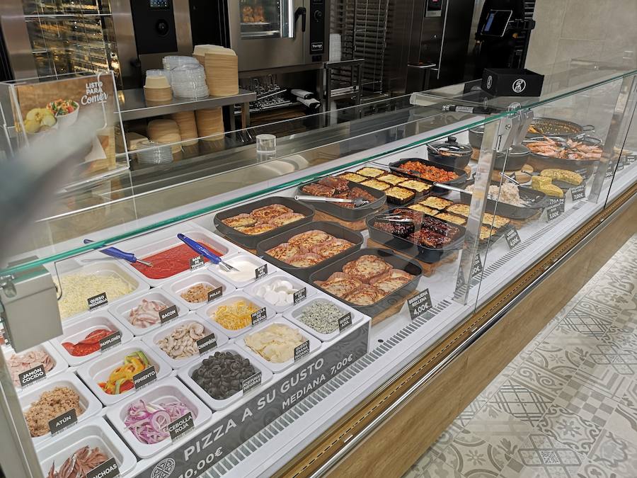 Mercadona ha implantado en la tienda de la Urbanización su nuevo modelo de establecimiento eficiente, siendo la primera del municipio. Nuevo diseño, nueva maquinaria e iluminación que consigue un 40% de ahorro energético y secciones como 'Listo para comer' son algunas de las novedades que llegan con la nueva tienda tras una reforma de mes y medio y casi 3 millones de inversión