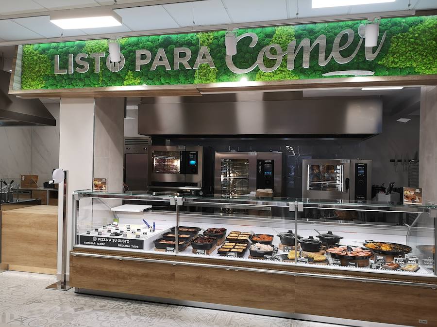 Mercadona ha implantado en la tienda de la Urbanización su nuevo modelo de establecimiento eficiente, siendo la primera del municipio. Nuevo diseño, nueva maquinaria e iluminación que consigue un 40% de ahorro energético y secciones como 'Listo para comer' son algunas de las novedades que llegan con la nueva tienda tras una reforma de mes y medio y casi 3 millones de inversión