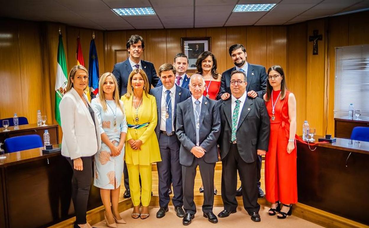 El equipo está integrado por los 11 ediles del PP, en la imagen, más 2 de los 3 concejales de VOX.