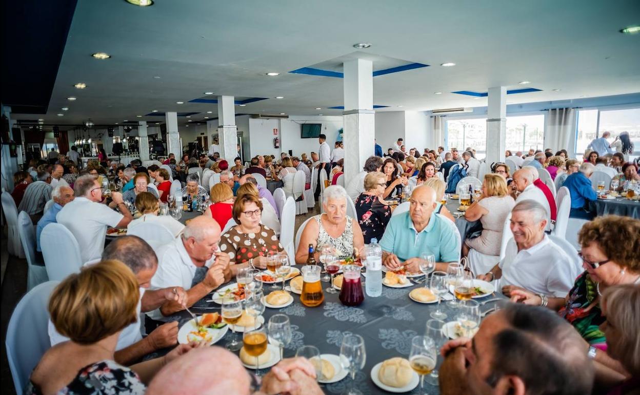 Los mayores de Aguadulce celebraron su comida de hermandad, desplazándose a Roquetas para ello.
