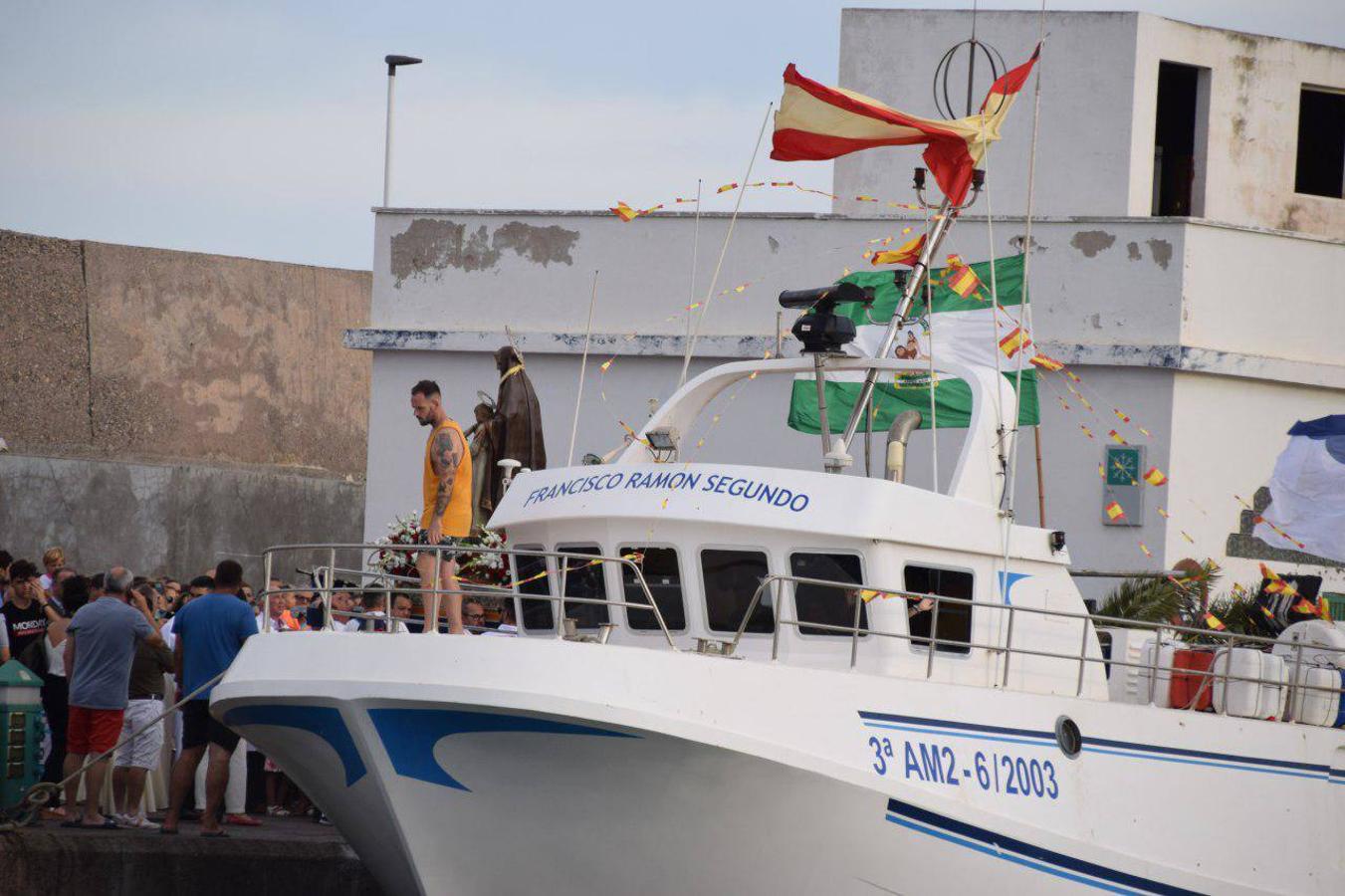 Imágenes de la procesión marítimo-terrestre de Santa Ana y la Virgen del Carmen, declarada de Interés Turístico y una cita a la que acuden cientos de personas. Previamente se celebró otra actividad también tradicional como es la cucaña, que este año no tuvo ganador.