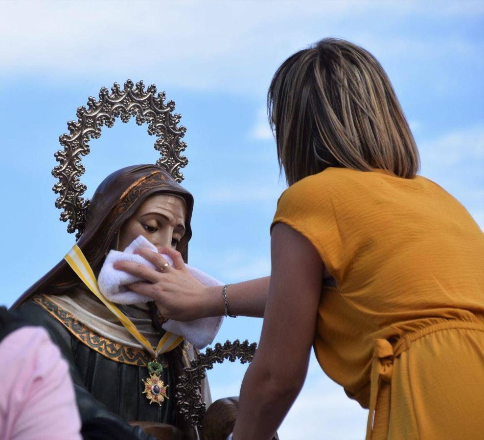 Imágenes de la procesión marítimo-terrestre de Santa Ana y la Virgen del Carmen, declarada de Interés Turístico y una cita a la que acuden cientos de personas. Previamente se celebró otra actividad también tradicional como es la cucaña, que este año no tuvo ganador.