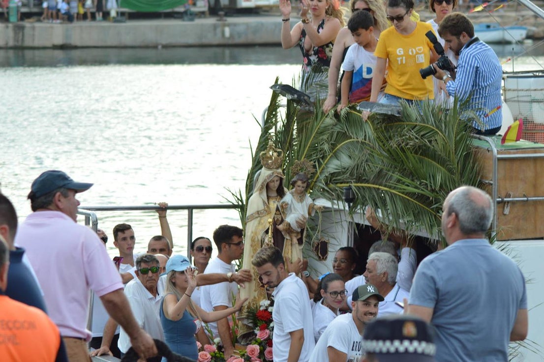 Imágenes de la procesión marítimo-terrestre de Santa Ana y la Virgen del Carmen, declarada de Interés Turístico y una cita a la que acuden cientos de personas. Previamente se celebró otra actividad también tradicional como es la cucaña, que este año no tuvo ganador.