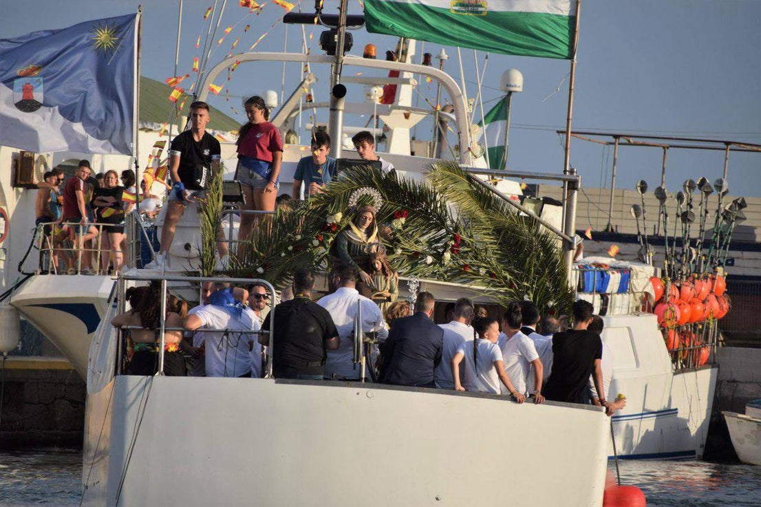 Imágenes de la procesión marítimo-terrestre de Santa Ana y la Virgen del Carmen, declarada de Interés Turístico y una cita a la que acuden cientos de personas. Previamente se celebró otra actividad también tradicional como es la cucaña, que este año no tuvo ganador.