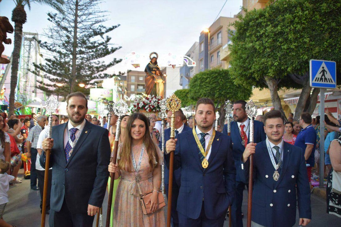 Imágenes de la procesión marítimo-terrestre de Santa Ana y la Virgen del Carmen, declarada de Interés Turístico y una cita a la que acuden cientos de personas. Previamente se celebró otra actividad también tradicional como es la cucaña, que este año no tuvo ganador.