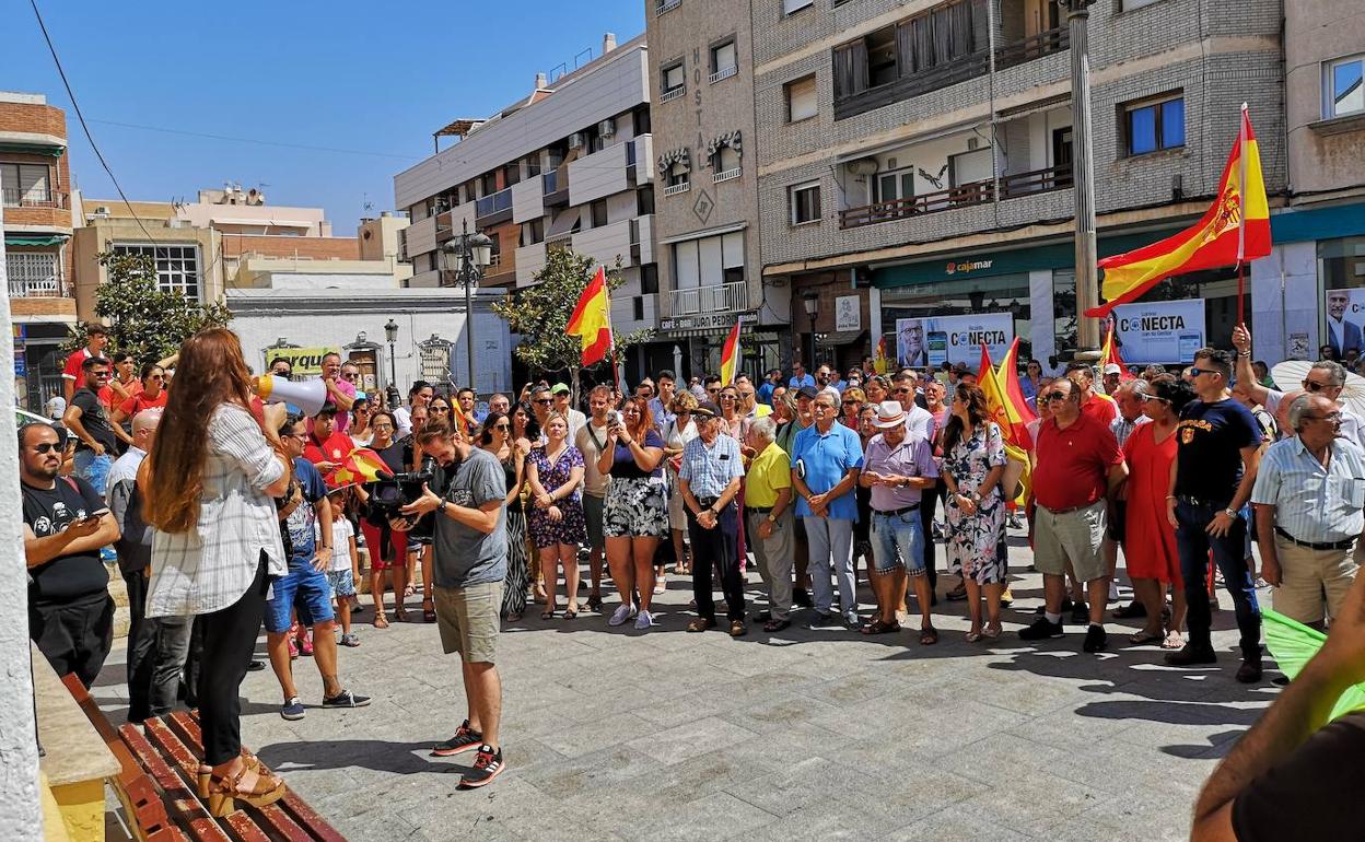 Decenas de personas se manifiestan en Roquetas para pedir más seguridad