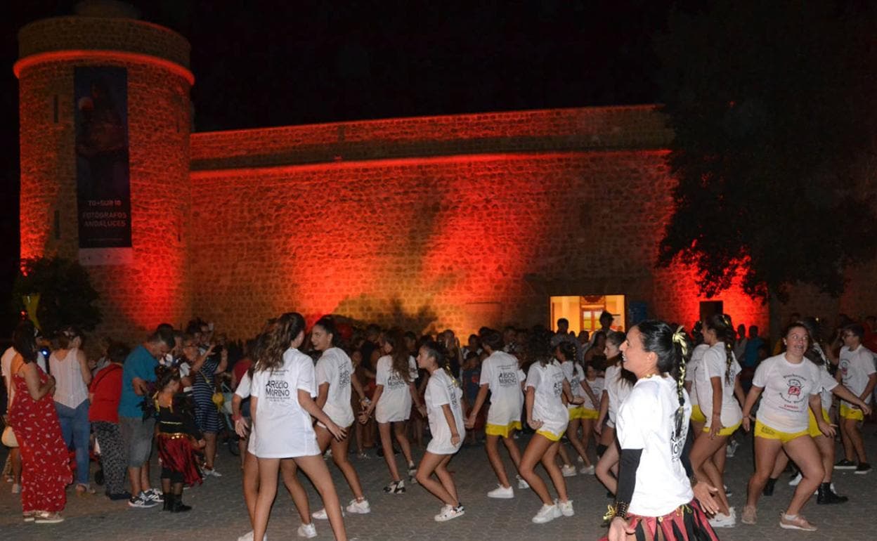 El Castillo de Santa Ana se iluminó de rojo en el Día sobre la Distrofia Muscular de Duchenne